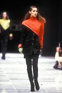 1311399708_Versace1986WomenRTW57.thumb.jpg.3f6cf5171b0a913d3fefa01ef54356a0.jpg