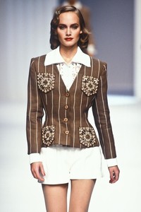 1326590361_Valentino1995WomenRTW88.thumb.jpg.178333b716a679ab5202558e6a06e176.jpg