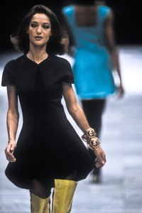 132752321_Versace1991WomenRTW4.thumb.jpg.a1efe27fc20500d426494ea79b79877c.jpg