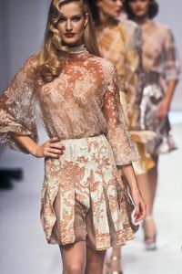 1329303983_Valentino1995WomenRTW85.thumb.jpg.3ed51648b9ec68d4f17ab7e19e286fa9.jpg