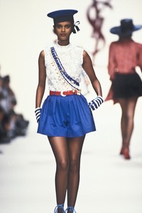 1334782978_YvesSaintLaurent1992WomenRTW41.thumb.jpg.0381d1b6d978561af996ae69d624411f.jpg