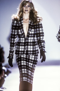 1335199596_JilSander1992WomenRTW137.thumb.jpg.d0c0f67b592168f17abee49d33acb610.jpg