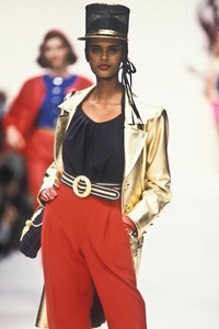 1361141678_YvesSaintLaurent1992WomenRTW120.thumb.jpg.805c09862f8640baf4a19ee5d4ab4cf2.jpg