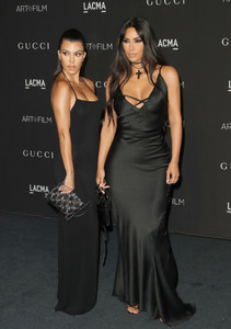 Kim+Kardashian+2018+LACMA+Art+Film+Gala+Arrivals+D4tQw94WOfCx.jpg