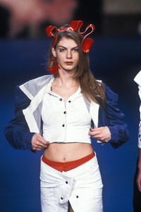 1397053058_VivienneWestwood1999WomenRTW97.thumb.jpg.4b5e3147721ae5b9337c3898a8616588.jpg