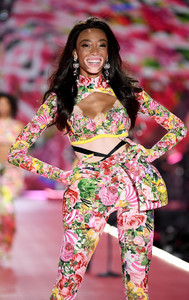 Winnie+Harlow+2018+Victoria+Secret+Fashion+k6SC2bHTzjLx.jpg