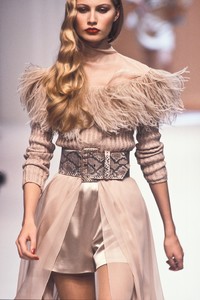 1400947155_Valentino1995WomenRTW120.thumb.jpg.946c087571df42d1653a6c8ee31fb15a.jpg