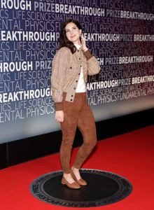 Lana+Del+Rey+2019+Breakthrough+Prize+Red+Carpet+RdRPRgGYMkbx.jpg