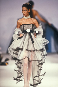 1423588729_Chanel1990HauteCouture217.thumb.jpg.5382fb9e90b3a17d7884742ec67e666e.jpg