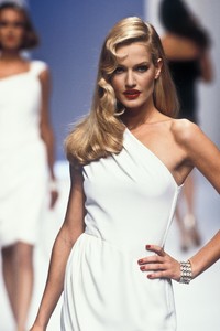 1425716227_Valentino1995WomenRTW152.thumb.jpg.ec9c4ff28f0751441bc085b73eae4c48.jpg