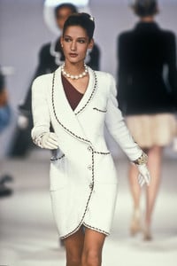 145745272_Chanel1990HauteCouture62.thumb.jpg.522084a2d1af2d598cacd1cbe035ff54.jpg