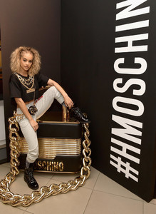 Jasmine+Sanders+Moschino+X+H+Los+Angeles+Launch+T3HvPICXQ1Tx.jpg