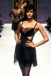 1474580934_HerveLeger1996WomenRTW142.thumb.jpg.baacca3d32c9ae71c751ee6603ac7e18.jpg