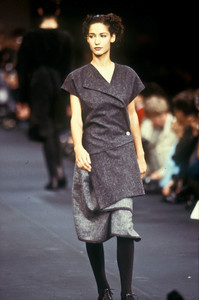 1480766392_YohjiYamamoto1986WomenRTW2.thumb.jpg.7ce5e168464b94aa75af7ea458399953.jpg