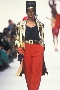 1497773672_YvesSaintLaurent1992WomenRTW119.thumb.jpg.6c72704a0dc4e923f4e471d791391b72.jpg