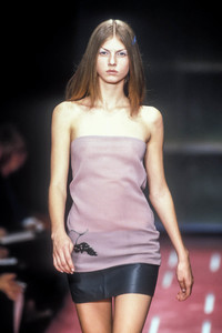 1504083590_VersusbyDonatella1998WomenRTW26.thumb.jpg.39f3e489a5a1b765d98007c0309c1731.jpg