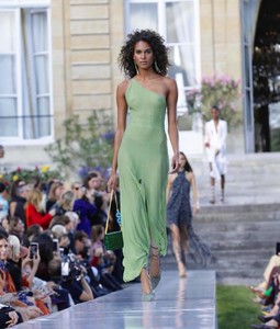 1513628268_CindyBruna_Jacquemus2019(6).thumb.jpg.ad64eba653ae0998ea13244b10771530.jpg
