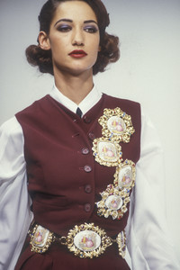 1525876727_DolceGabbana1992WomenRTW161.thumb.jpg.a8745e07950eb3c6edfe5640136b43c9.jpg