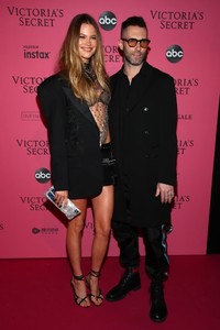 Adam-Levine-2018-Victoria-Secret-Fashion-Show (2).jpg