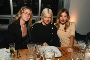 Sienna+Miller+Visa+x+IMG+Fashion+Holiday+Dinner+NUUeQkXfY_gx.jpg
