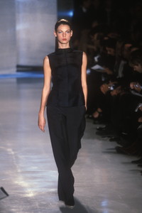 1561574788_DonnaKaran1998WomenRTW17.thumb.jpg.148c13d2f2e4861c95e8cc693dc37e0c.jpg