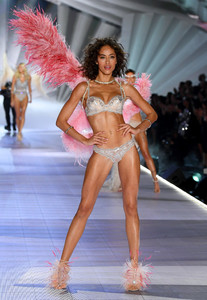 1568526711_AlannaArrington2018VictoriaSecretFashion-YORNa2XS_Dx.thumb.jpg.accdaccda32029f260440ded53b48b0b.jpg