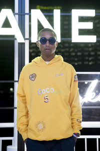 Pharrell+Williams+Chanel+Cruise+2018+19+Replica+-YsC1Jm0uz-x.jpg