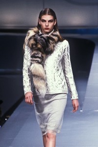 1576832660_Valentino1998WomenRTW110.thumb.jpg.93358b62d0c7370ae56d220024f3def5.jpg