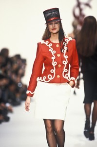 1577445125_YvesSaintLaurent1992WomenRTW165.thumb.jpg.7bf46c238047814544ea060c5b3b314d.jpg