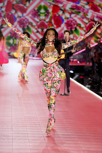 Winnie+Harlow+2018+Victoria+Secret+Fashion+m8zZR_rJ980x.jpg
