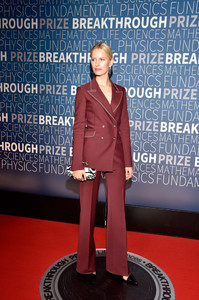 Karolina+Kurkova+2019+Breakthrough+Prize+Red+VQcS4Cn0NmAx.jpg