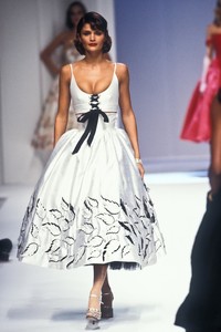 1655505029_Valentino1995WomenRTW145.thumb.jpg.848369950ff922814e04cc1229e99dc5.jpg