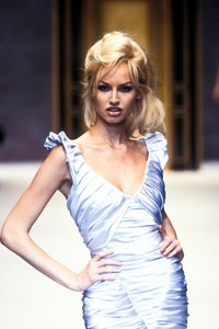 1662878333_HerveLeger1996WomenRTW176.thumb.jpg.166ee7196e7e263093a3f473493bf5bf.jpg