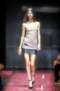 1671179771_VersusbyDonatella1998WomenRTW25.thumb.jpg.2d78b66f15c2b813b4a35d5d8cdd764d.jpg