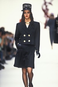 1690933462_YvesSaintLaurent1992WomenRTW71.thumb.jpg.b9a510b6f1d1625c2b3bd276eea1f3e1.jpg