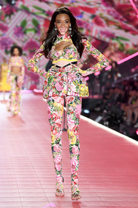 Winnie+Harlow+2018+Victoria+Secret+Fashion+ab_PKSeecsax.jpg