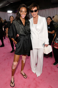 Winnie+Harlow+2018+Victoria+Secret+Fashion+ZD7WC1MHBYAx.jpg