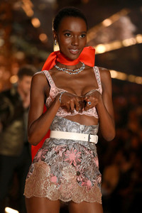 Herieth+Paul+Swarovski+Sparkles+2018+Victoria+KPOxOZI24jIx.jpg