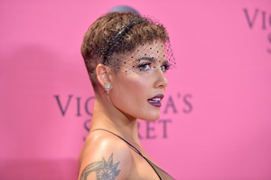 Halsey+2018+Victoria+Secret+Fashion+Show+New+rOlbmm_9AJjx.jpg