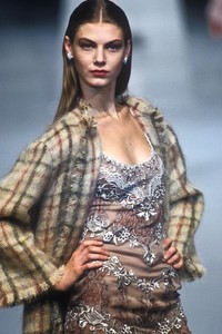 1738926832_Valentino1998WomenRTW162.thumb.jpg.b313faee44902426d0ff26ee52d0b0a5.jpg