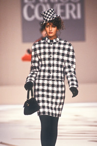 1743022476_EnricoCoveri1988WomenRTW22.thumb.jpg.ac52e4bb6e91cace3a4389c2274fb474.jpg