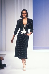 1745551837_Valentino1995WomenRTW18.thumb.jpg.99e66dc671bb3c326c69c6b091e364d0.jpg