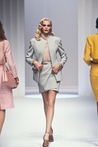 175353864_Valentino1995WomenRTW52.thumb.jpg.7fc4af5b58442ced819e22039fd1ee5b.jpg