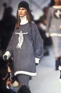 1764155067_KarlLagerfeld1993WomenRTW90.thumb.jpg.5a02bd674efba7a34de0f364d9bf84f1.jpg