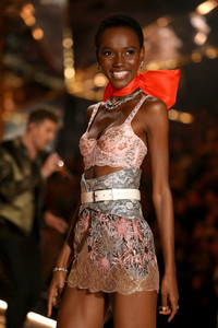 Herieth+Paul+Swarovski+Sparkles+2018+Victoria+oF6sDfl6spWx.jpg