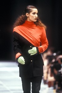 1778073164_Versace1986WomenRTW58.thumb.jpg.cf90054767ac410340482e3baf5b8718.jpg