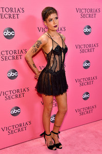 Halsey+2018+Victoria+Secret+Fashion+Show+New+OCU76FQNO1ox.jpg