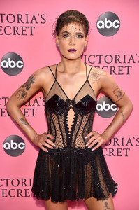 Halsey+2018+Victoria+Secret+Fashion+Show+New+6ccSMGP4bS-x.jpg