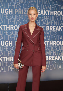 Karolina+Kurkova+2019+Breakthrough+Prize+Red+02-SG2pHD5Px.jpg