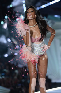 Winnie+Harlow+2018+Victoria+Secret+Fashion+MUtyX_NzGdzx.jpg